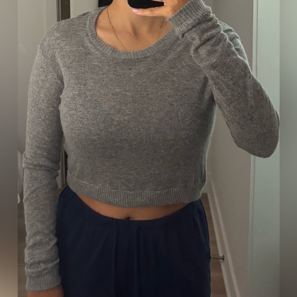 Brandy Melville Cropped Sweater - Picture 3 of 3